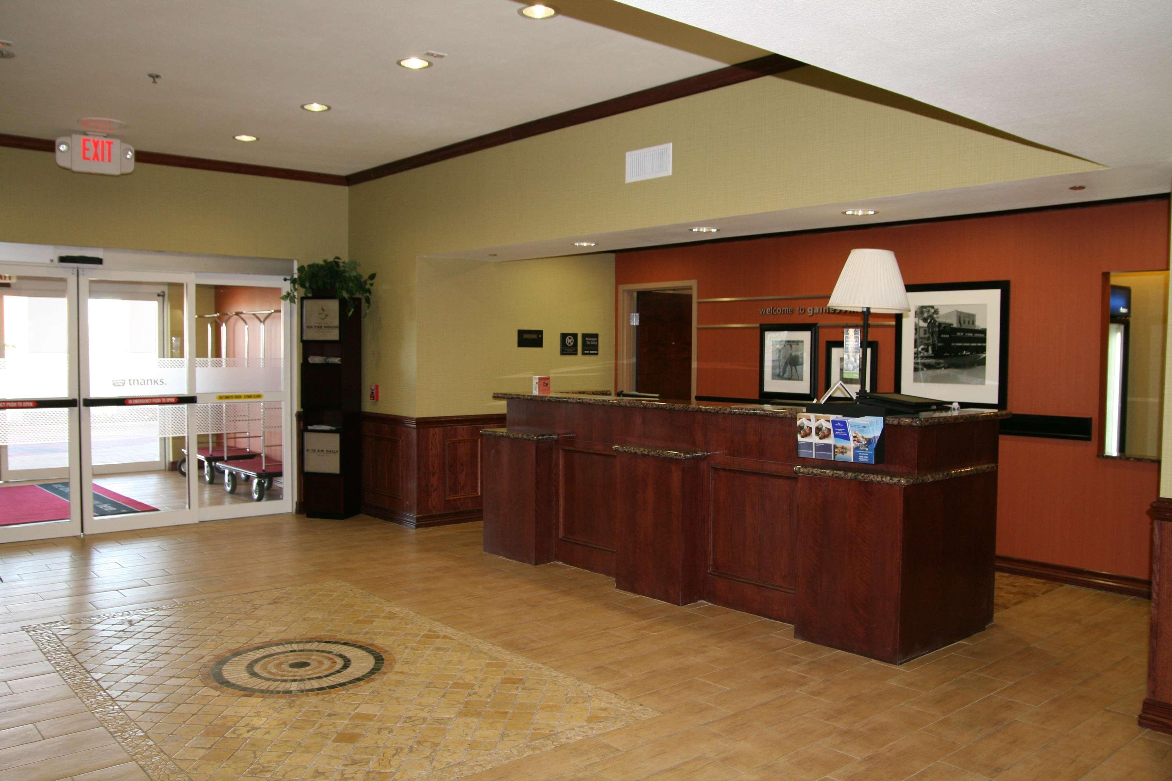 Hampton Inn & Suites ゲインズビル エクステリア 写真