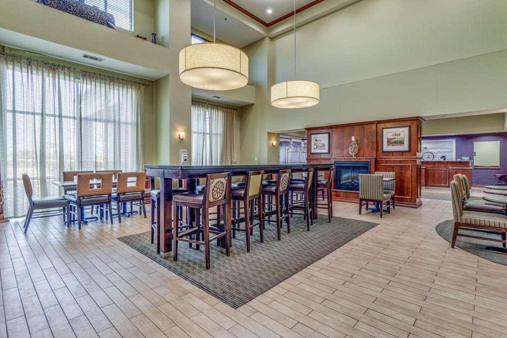 Hampton Inn & Suites ゲインズビル レストラン 写真